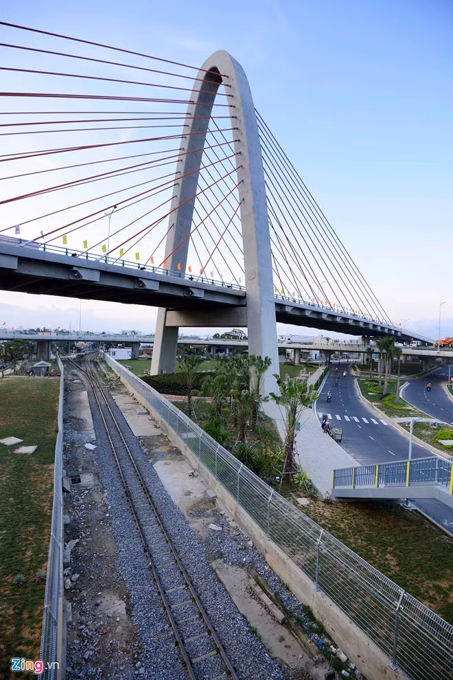 Ngay trên hệ thống đường sắt Bắc Nam là vòng xuyến tròn đường kính 150 m với các nhánh rẽ phân luồng cho xe cơ giới, xe thô sơ.