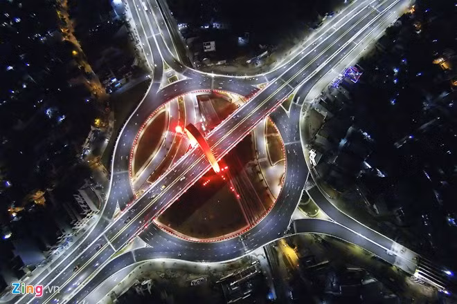 Cây cầu là biểu tượng mới về giao thông của Đà Nẵng, nằm trong dự án phát triển kết cấu hạ tầng ven thành phố.