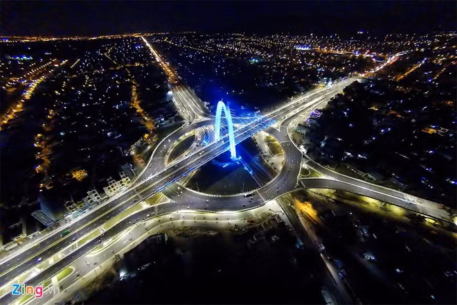 Nhờ hệ thống đèn chiếu sáng, về đêm khu vực này trở nên rực rỡ, tạo điểm nhấn về một thành phố hiện đại không kém so với các đô thị của nhiều quốc gia khác trong khu vực.