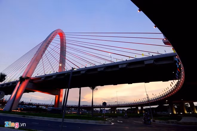 Nhiều người sau khi trải nghiệm qua nút giao thông khẳng định, hình ảnh cây cầu đẹp nhất là vào thời điểm ánh mặt trời hoàng hôn dần khuất.