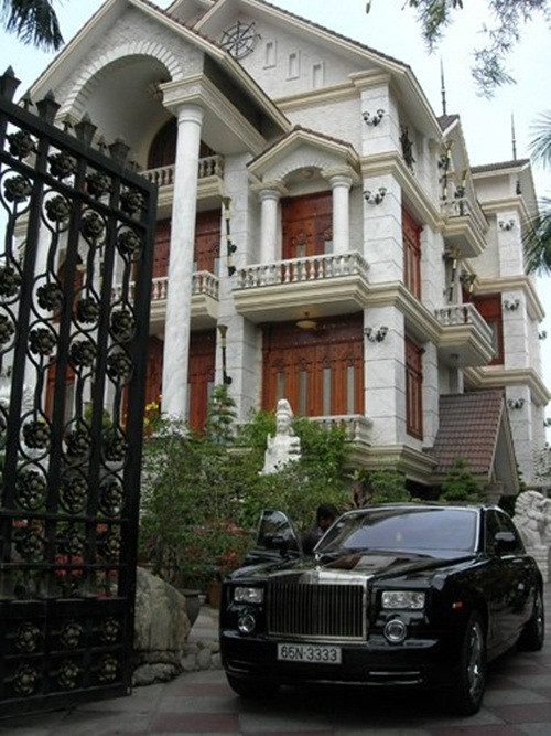 Siêu xe biển tứ quý 3333 đã thể hiện độ chịu chơi của mẹ chồng Quỳnh Chi.