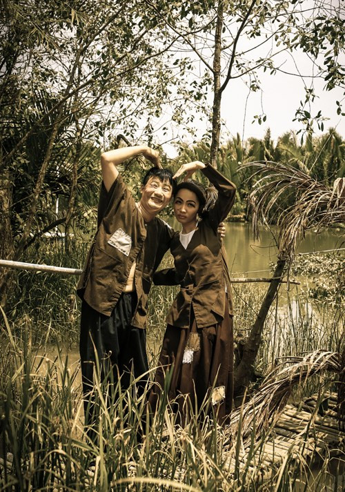 Năm 2014, Hoàng Bách ghi dấu ấn với khán giả truyền hình khi xuất hiện trong chương trình Bố ơi mình đi đâu thế cùng con trai Tê Giác. Khác với vẻ ngoài hiền lành, vui tính, nam ca sỹ trên truyền hình là người bố khó tính, biết cách răn dạy con trai đồng thời là ông bố rất đảm đương và yêu thương con hết mực.