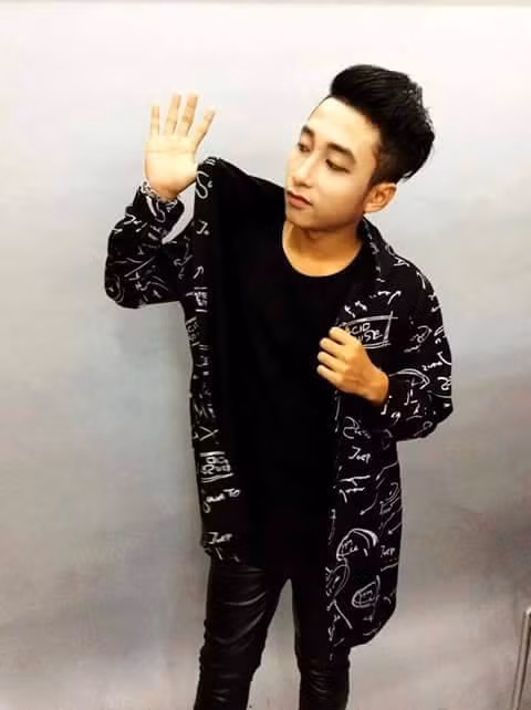  Sao chép Sơn Tùng MTP từ A - Z, Viễn Thiện vì thế mà thường xuyên phải hứng chịu những lời công kích, ném đá của dân mạng, đặc biệt là các fan của Sơn Tùng MTP. Bộ ảnh mới đây của Viễn Thiện chụp cho một shop quần áo cũng bị các fan của Sơn Tùng ném đá tả tơi.