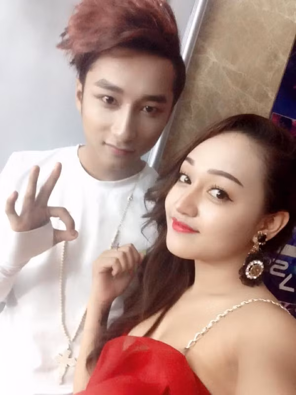 Mới đây dân mạng Việt truyền tay nhau bức ảnh chàng trai bản sao Sơn Tùng MTP chụp ảnh cùng nữ quản lý bar xinh đẹp Tô Tường Vy, cùng một clip anh chàng này ca hát, nhảy múa tưng bừng, khuấy động không khí tại quán bar nơi Tường Vy làm việc.