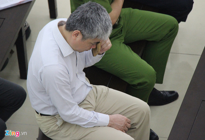 Bị cáo Sơn gạt nước mắt khi nghe người vợ trình bày.