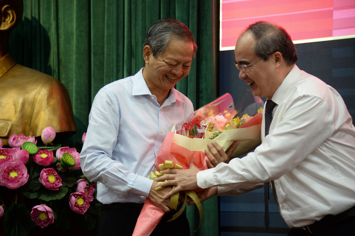 Mien nhiem chuc vu Pho Chu tich TP HCM doi voi ong Le Van Khoa