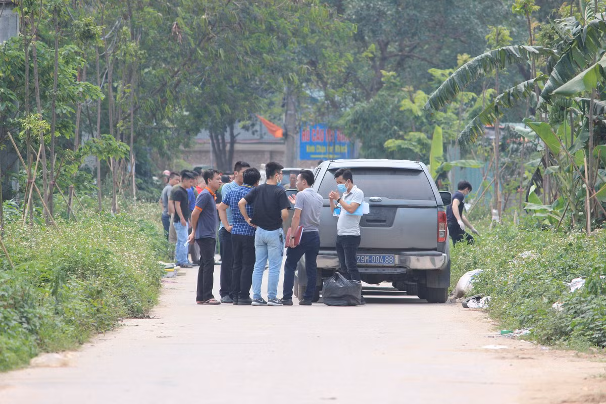 Ha Noi: Di nhat rac, kinh hai phat hien thi the ben duong