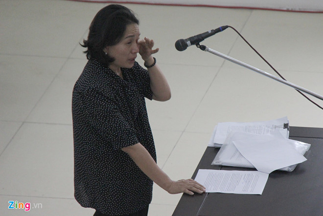 Bà Võ Thị Thanh Xuân khóc xin tòa xem xét tội danh cho bị cáo Nguyễn Xuân Sơn.