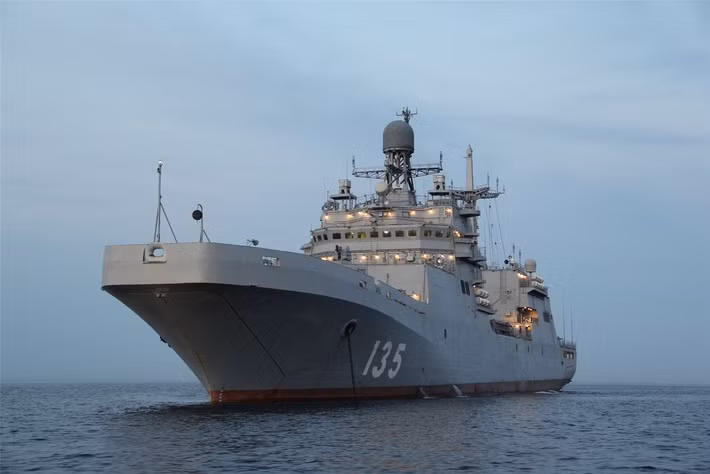 Được khởi đóng vào ngày 23/12/2004, phải mất tới 8 năm sau đó, tàu đổ bộ Ivan Gren thuộc Project 11711 – lớp tàu đổ bộ lớn đầu tiên mà Nga chế tạo sau khi Liên Xô sụp đổ - mới được hoàn thiện và hạ thủy. Nhưng phải mất tới 4 năm sau đó, con tàu có lượng giãn nước chỉ 5.000 tấn này mới được hoàn thiện ra biển thử nghiệm. Nguồn ảnh: Therusnew