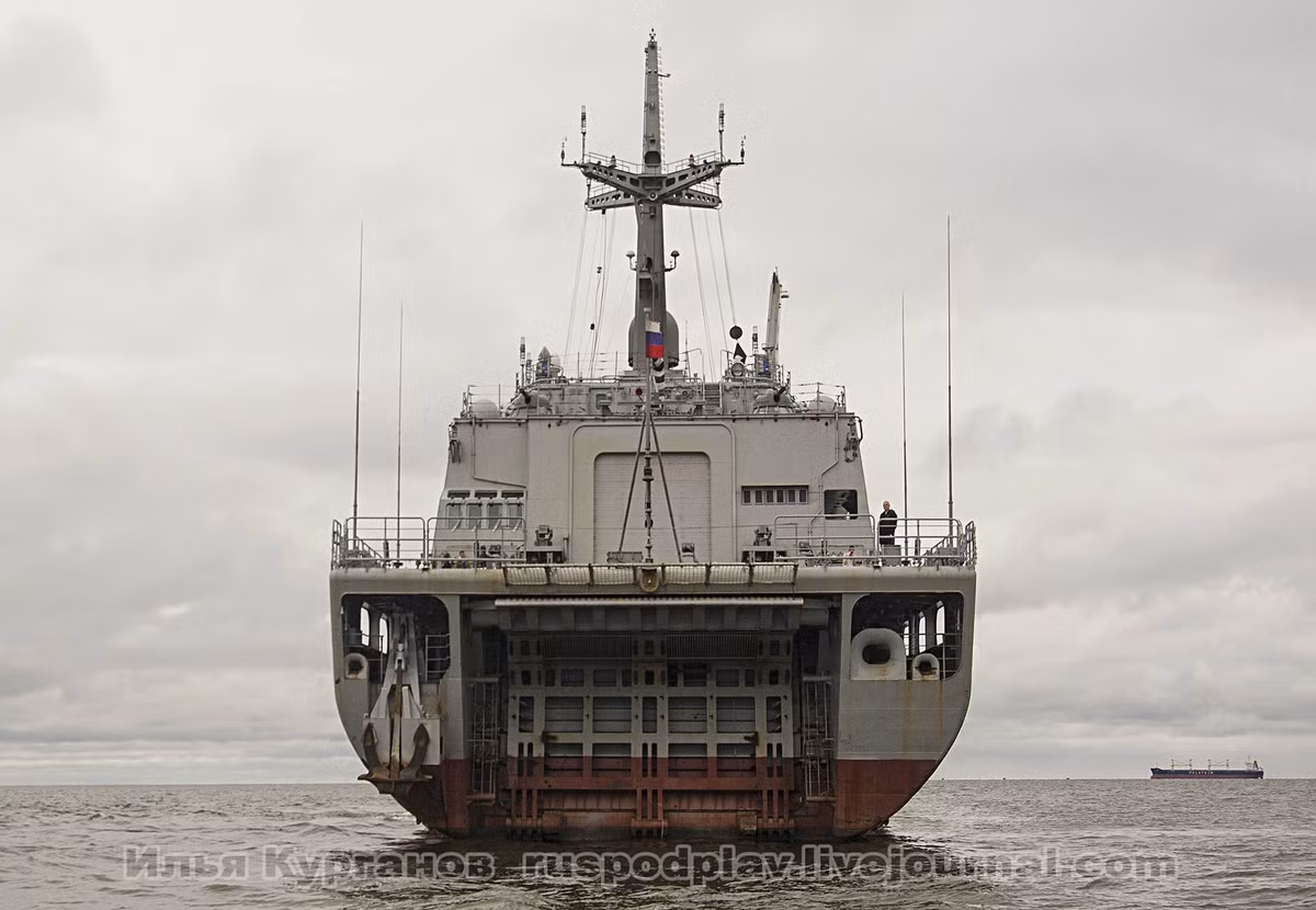 Và bổ sung thêm cửa hậu với khoang rằn cho phép các tàu đổ bộ nhỏ và xe bọc thép di chuyển ra vào. Nguồn ảnh: ruspodplav