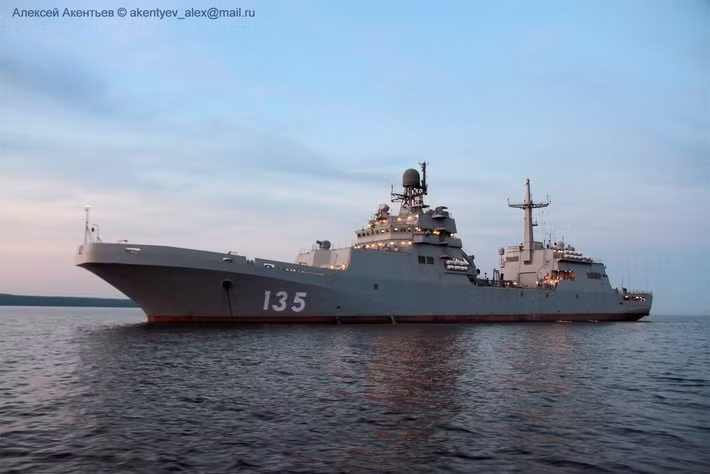 Theo tờ báo Vpered đưa tin hồi cuối tháng 10, tàu đổ bộ Ivan Gren thuộc Project 11711 Tapir được chế tạo bởi nhà máy Yantar ở Kaliningrad đã bị đình chỉ thử nghiệm cấp nhà máy. "Ivan Gren đã trở lại nhà máy đóng tàu sau khi bị đình chỉ thử nghiệm cấp nhà máy", nguồn tin cho biết. Nguồn ảnh: Therusnew