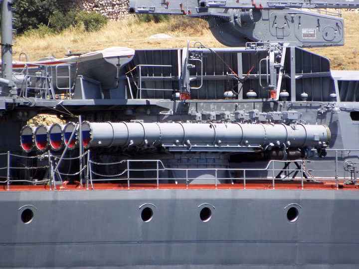 8 ống phóng ngư lôi 533mm có thể triển khai hầu hết các loại ngư lôi hiện đại của Quân đội Nga như VA-111 Shkval, TEST 71, Type 53-65... Nguồn ảnh: Flot-sevastopol