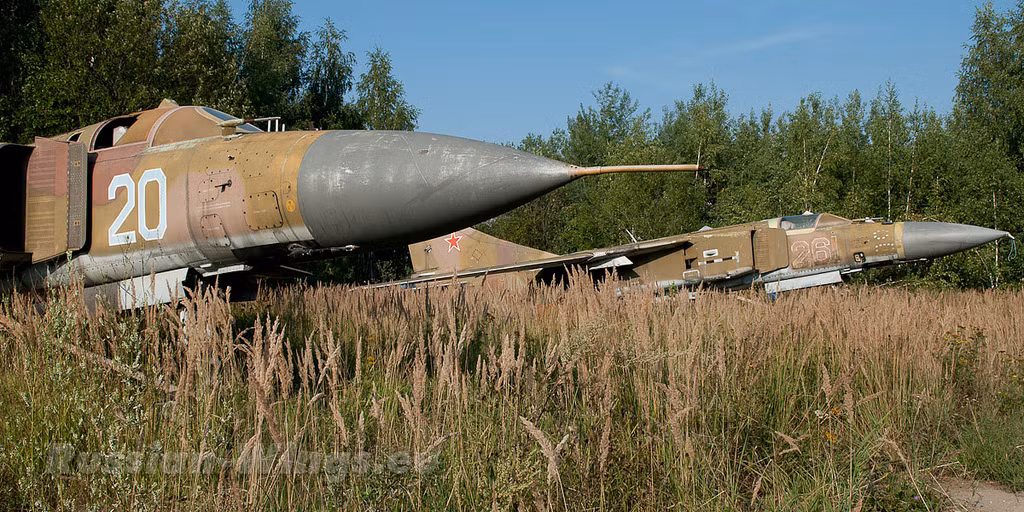 Bộ đôi tiêm kích MiG-23ML về hưu mà không có chỗ đẹp để “dưỡng già”. Nguồn ảnh: Flick