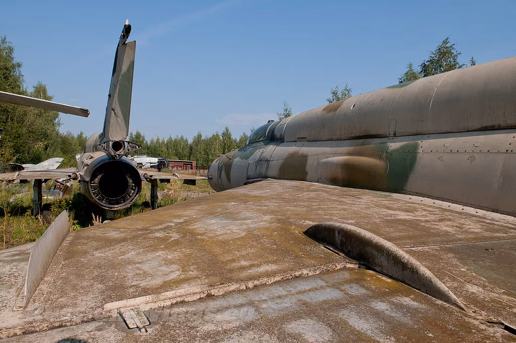 Một số máy bay bị tháo bỏ hết phụ tùng, nhưng có chiếc vẫn còn nguyên xi. Nguồn ảnh: Flick