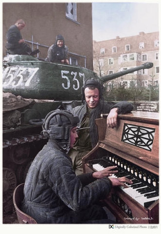 Chiến sĩ kíp lái tăng hạng nặng IS-2 tại Berlin, năm 1945. Nguồn ảnh: English-Russia