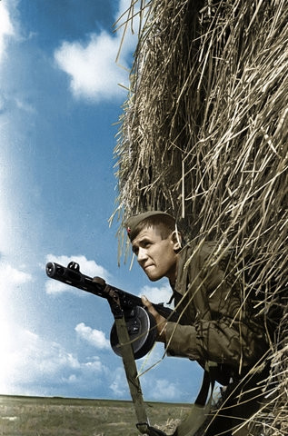 Chiến sĩ trẻ măng với khẩu PPSh-41. Nguồn ảnh: English-Russia