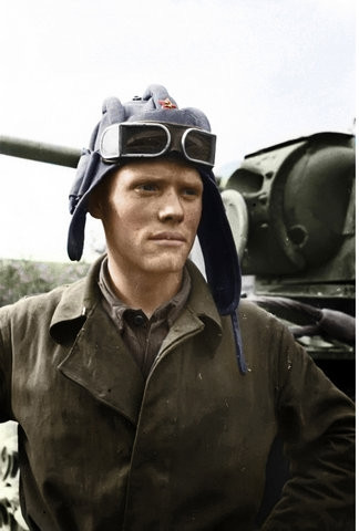 Chiến sĩ lái tăng Liên Xô chụp ảnh bên cạnh chiếc xe tăng hạng nặng KV-1. Nguồn ảnh: English-Russia