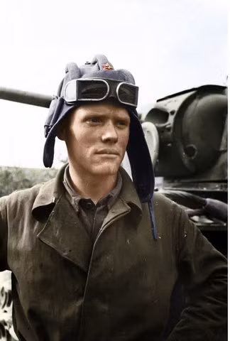 Chiến sĩ lái tăng Liên Xô chụp ảnh bên cạnh chiếc xe tăng hạng nặng KV-1. Nguồn ảnh: English-Russia