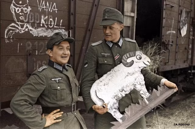 Hai sĩ quan Đức. Nguồn ảnh: English-Russia