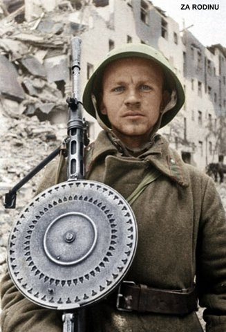 Một người lính Hồng quân với khẩu trung liên DP 7,62mm trên vai. Khẩu súng có nét nổi bật với băng đạn tròn đặt trên thân súng, tốc độ bắn đạt 500 phát/phút, tầm bắn hiệu quả 800m. Nguồn ảnh: English-Russia