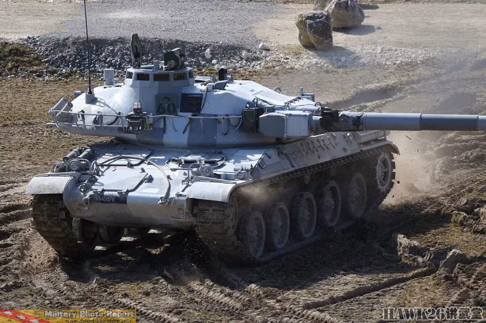 Tuy nhiên, đáng tiếc là pháo chính CN-105 của AMX-30 thiếu bộ ổn định tầm - hướng khiến nó không thể vừa hành tiến vừa bắn một cách chính xác. Điều đó hạn chế đáng kể sự ưu việt về cơ động và hỏa lực của AMX-30. Nguồn ảnh: QQ