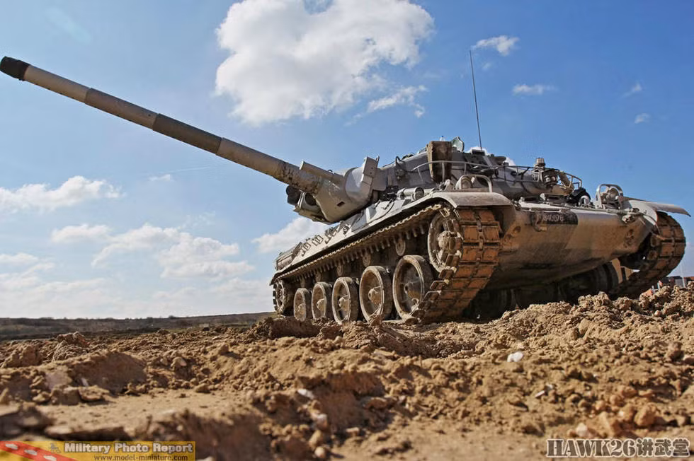 AMX-30 cũng được phát triển thành nhiều phiên bản cải tiến, nhưng là khá ít so với các thế hệ tăng Liên Xô hay Mỹ. Phiên bản cải tiến chính của AMX-30 chỉ gồm 3 mẫu: AMX-30B (tăng giáp, thay động cơ); AMX-30S (phiên bản xuất khẩu, hoạt động ở vùng sa mạc); AMX-32 (tăng giáp). Ngoài ra là các phiên bản xe cứu kéo, pháo tự hành, xe quét mìn...Nguồn ảnh: QQ