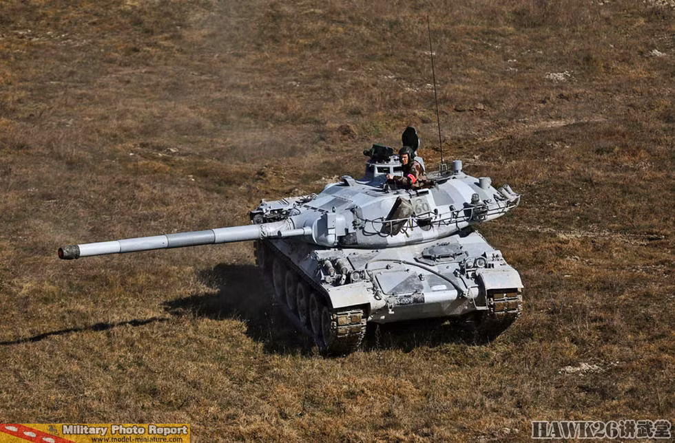 Xe tăng AMX-30 được thiết kế tập trung khả năng hỏa lực và tính cơ động thay vì giáp bảo vệ. Điều này khiến nó trở thành một chiếc xe tăng có giáp tồn tệ nhất từng được chế tạo với mặt trước thân và tháp pháo vát nghiêng chỉ dày khoảng 80mm. Nguồn ảnh: QQ