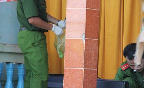 Cơ quan điều tra suốt nhiều tiếng đồng hồ khám nghiệm đã thu được nhiều vật chứng liên quan.