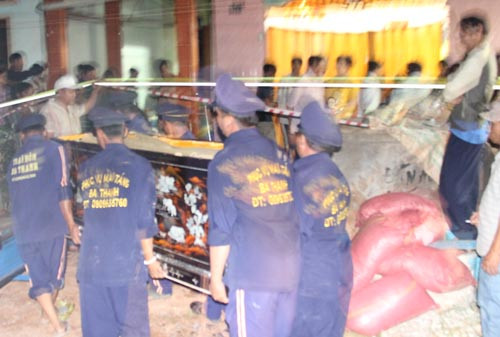 Người thân của các nạn nhân đã ngã quỵ gào khóc thảm thiết trước 3 cái chết quá thảm khốc.