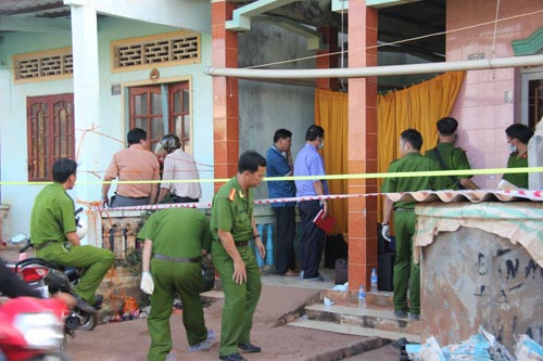 Rất đông lực lượng thuộc Cơ quan điều tra BCA, Công an tỉnh và Viện kiểm sát tham giá khám nghiệm hiện trường điều tra vụ án.