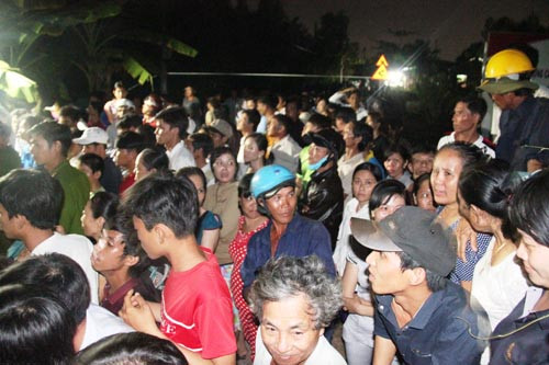 Hàng trăm người dân đến khuya 19/11 vẫn vây kín hiện trường theo dõi gia đình lo hậu sự cho các nạn nhân.