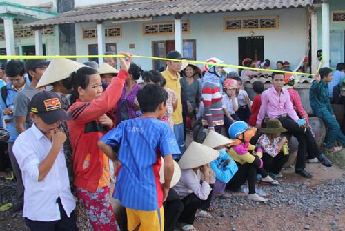 Hàng trăm người dân đến cuối ngày vẫn đứng kín hiện trường theo dõi.