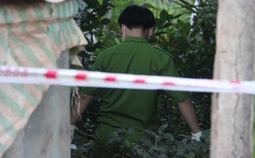 Các cán bộ điều tra làm việc suốt nhiều tiếng đồng hồ khắp từ ngoài sân, bên hông cho đến toàn bộ căn nhà xảy ra vụ án.