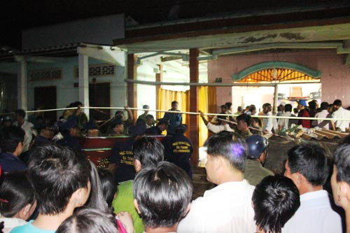 Lần lượt 3 chiếc quan tài của chị Nguyên và 2 con được đưa về để chuẩn bị khâm liệm...