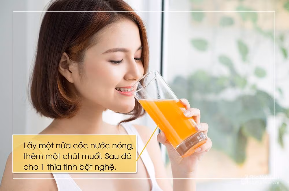 Nghệ cũng được dùng để chữa ho. Lấy một nửa cốc nước nóng, thêm một chút muối. Sau đó cho 1 thìa tinh bột nghệ rồi quấy đều và uống ngày một lần; Uống liên tục trong 3 ngày sẽ đỡ ho.