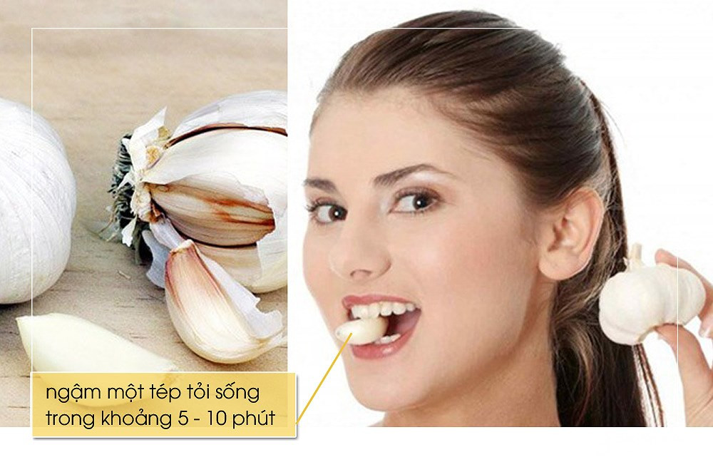 Tỏi chứa allicin giúp tiêu diệt vi rút và vi khuẩn. Bạn có thể ngậm một tép tỏi sống trong khoảng 5 - 10 phút để tránh nhiễm trùng.