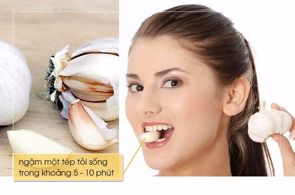 Tỏi chứa allicin giúp tiêu diệt vi rút và vi khuẩn. Bạn có thể ngậm một tép tỏi sống trong khoảng 5 - 10 phút để tránh nhiễm trùng.