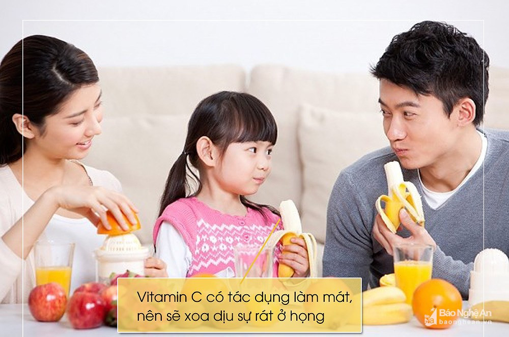 Vitamin C có tác dụng làm mát, nên sẽ xoa dịu đau rát ở họng. Vitamin C còn làm tăng sức đề kháng chung của cơ thể, sẽ giúp bệnh được đẩy lùi… Cam, chanh, bưởi, ổi, táo, xoài, dứa, măng cụt rất giàu vitamin C.