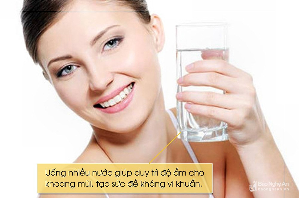 Duy trì lượng nước cho cơ thể là vô cùng quan trọng, đặc biệt khi bạn mệt mỏi và cổ họng bị rát hay bị sưng tấy. Uống nhiều nước giúp duy trì độ ẩm cho khoang mũi, tạo sức đề kháng vi khuẩn và các chất gây dị ứng, giúp cơ thể bạn có sức đề kháng.