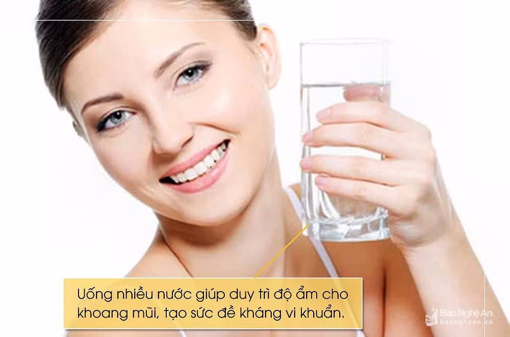 Duy trì lượng nước cho cơ thể là vô cùng quan trọng, đặc biệt khi bạn mệt mỏi và cổ họng bị rát hay bị sưng tấy. Uống nhiều nước giúp duy trì độ ẩm cho khoang mũi, tạo sức đề kháng vi khuẩn và các chất gây dị ứng, giúp cơ thể bạn có sức đề kháng.