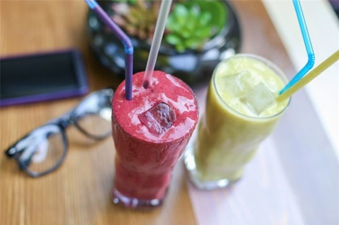 Uống sinh tố: Sinh tố từ các loại trái cây và rau như rau bina hoặc cải xoăn không đường là một giải pháp hoàn hảo.