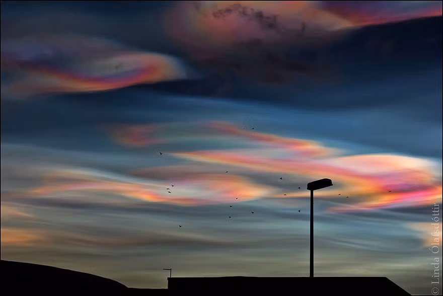 Nhiều người gọi những đám mây này là "người đẹp hư hỏng" vì vẻ đẹp khó cưỡng của nó và tác động xấu nó mang lại.