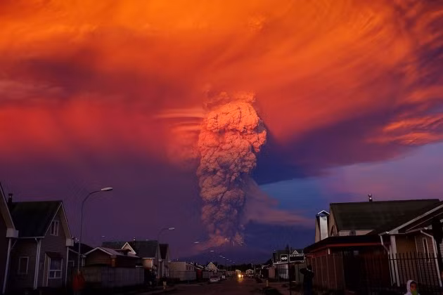 Cột khói tro bụi khổng lồ cao đến 16km ở do núi lửa Calbuco ở miền nam Chile phun trào vào ngày 22/4/2015.