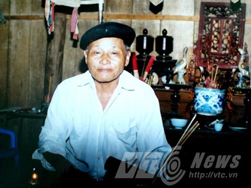 Theo lời đồn, thầy mo Hoàng Văn Thục đã làm bùa để chàng giáo viên tên Sơn mê mệt cô gái Mường