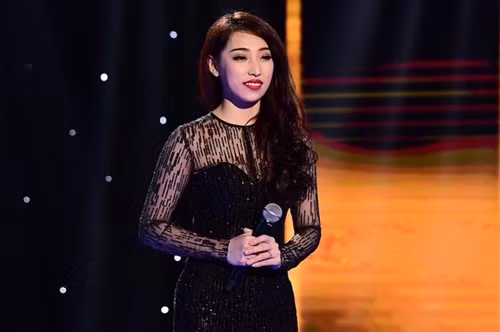 Người đẹp khước từ ưu ái của Quang Linh để về đội Cẩm Ly.