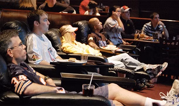 Nếu bạn ngồi quá 3 tiếng một ngày, bạn sẽ bị giảm gần 2 năm tuổi thọ. Đây là khám phá thú vị nhưng chẳng vui vẻ gì vì rất nhiều người sẽ mất 2 năm tuổi thọ do tính chất công việc.