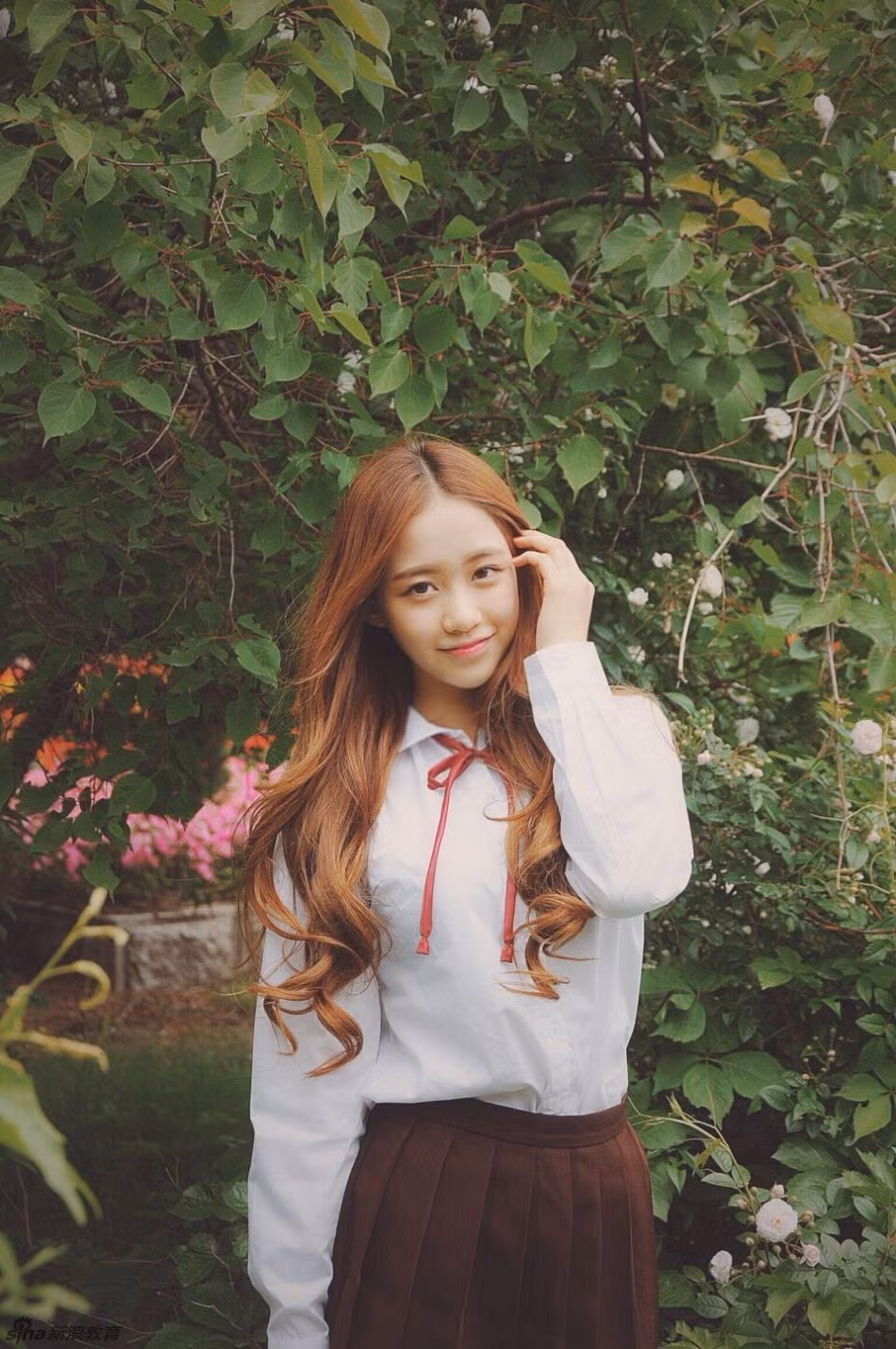 Năm 2014, Du Thiến lọt top 10 mỹ nữ đại học xinh đẹp nhất Thẩm Dương. Cùng năm, hot girl sư phạm cũng nằm trong danh sách 50 mỹ nữ đại học Trung Quốc, trở nên nổi tiếng, được rất nhiều người biết đến.