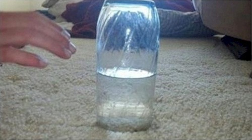 Lật ngược chiếc cốc xuống thảm nhưng lượng nước không thấm ướt tấm thảm mà lại lơ lửng trong cốc. Hiện tượng kỳ lạ này hoàn toàn có thật và đã thu hút rất nhiều người tranh cãi, bình luận.