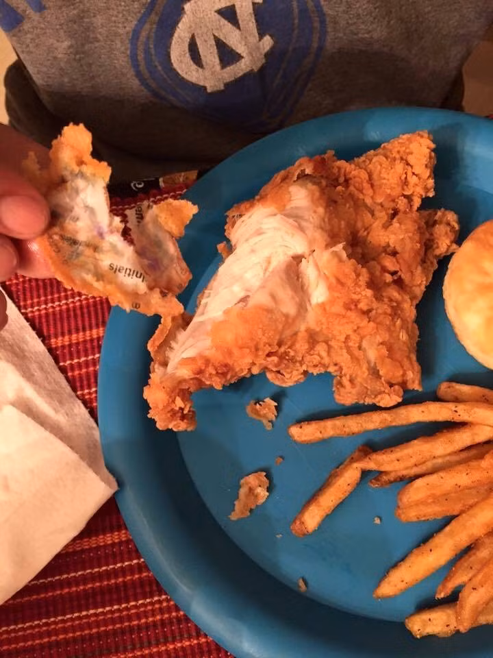 Không chỉ người xem mà chắc chắn khách hàng xui xẻo mua phải miếng gà bọc giấy báo này cần lời giải thích từ cửa hàng gà rán.