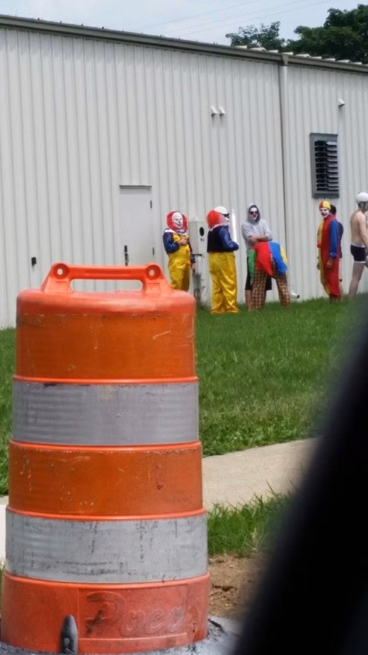 Rất nhiều người bị ám ảnh bởi những chú hề sặc sỡ. Cuộc họp nhóm của những chú hề này khiến một số người chỉ nhìn thôi cũng không thể kìm nén được sự sợ hãi.